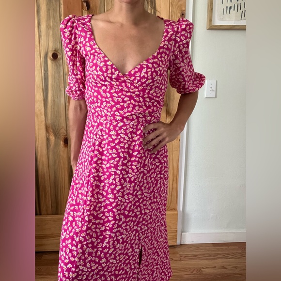 WAYF MIDI PINK DRESS WITH PUFF SLEEVE AND DAISY PATTERN. Size small. - Picture 2 of 6